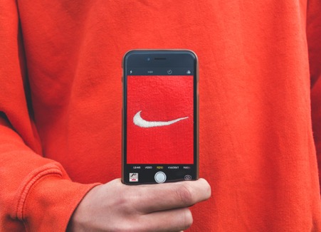 Smartphone Nike logo close-up